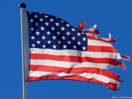 Bandeira dos Estados Unidos tremulando ao vento.