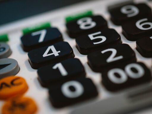 Estoque de crédito no Brasil cresce 0,9% em março e atinge R$ 7,215 trilhões em contexto de Finanças do Brasil