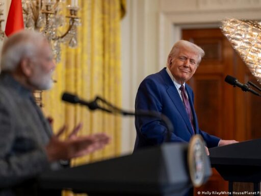 Bandeiras dos Estados Unidos e da Índia lado a lado.