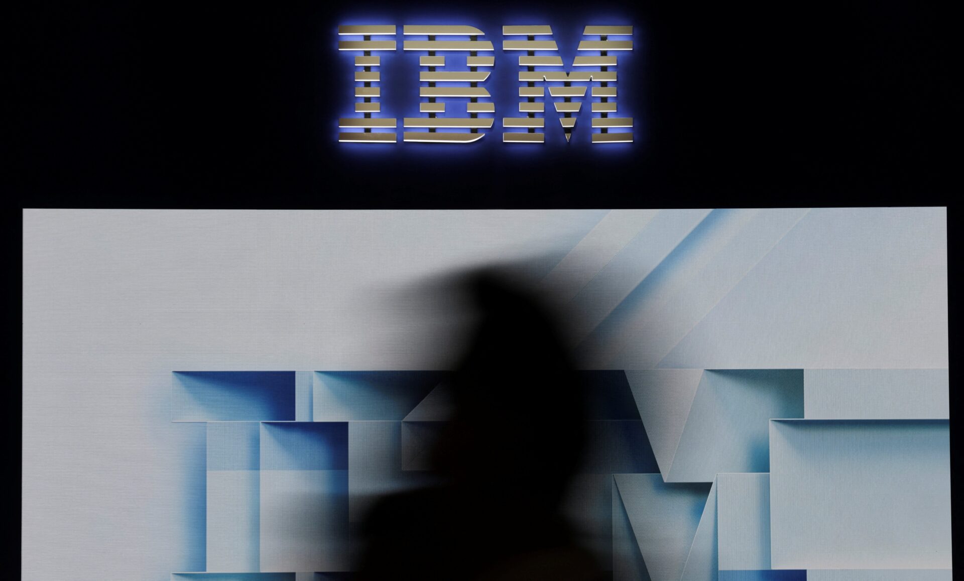 Logotipo da IBM em evento de tecnologia