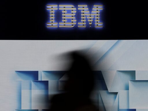 Logotipo da IBM em evento de tecnologia
