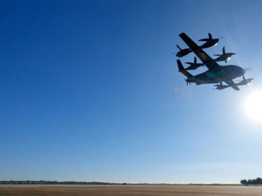 Protótipo do carro voador da Embraer em testes de voo.