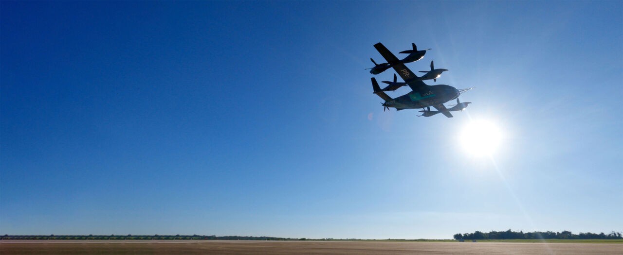 Protótipo do carro voador da Embraer em testes de voo.