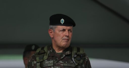 Lançador de foguetes Astro em operação de treinamento do Exército.
