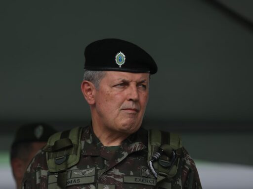Lançador de foguetes Astro em operação de treinamento do Exército.