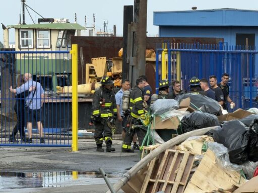 Local da explosão em doca seca em Staten Island, Nova York.