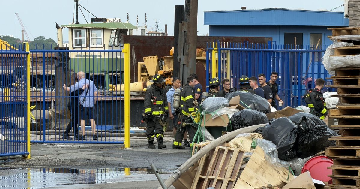 Local da explosão em doca seca em Staten Island, Nova York.