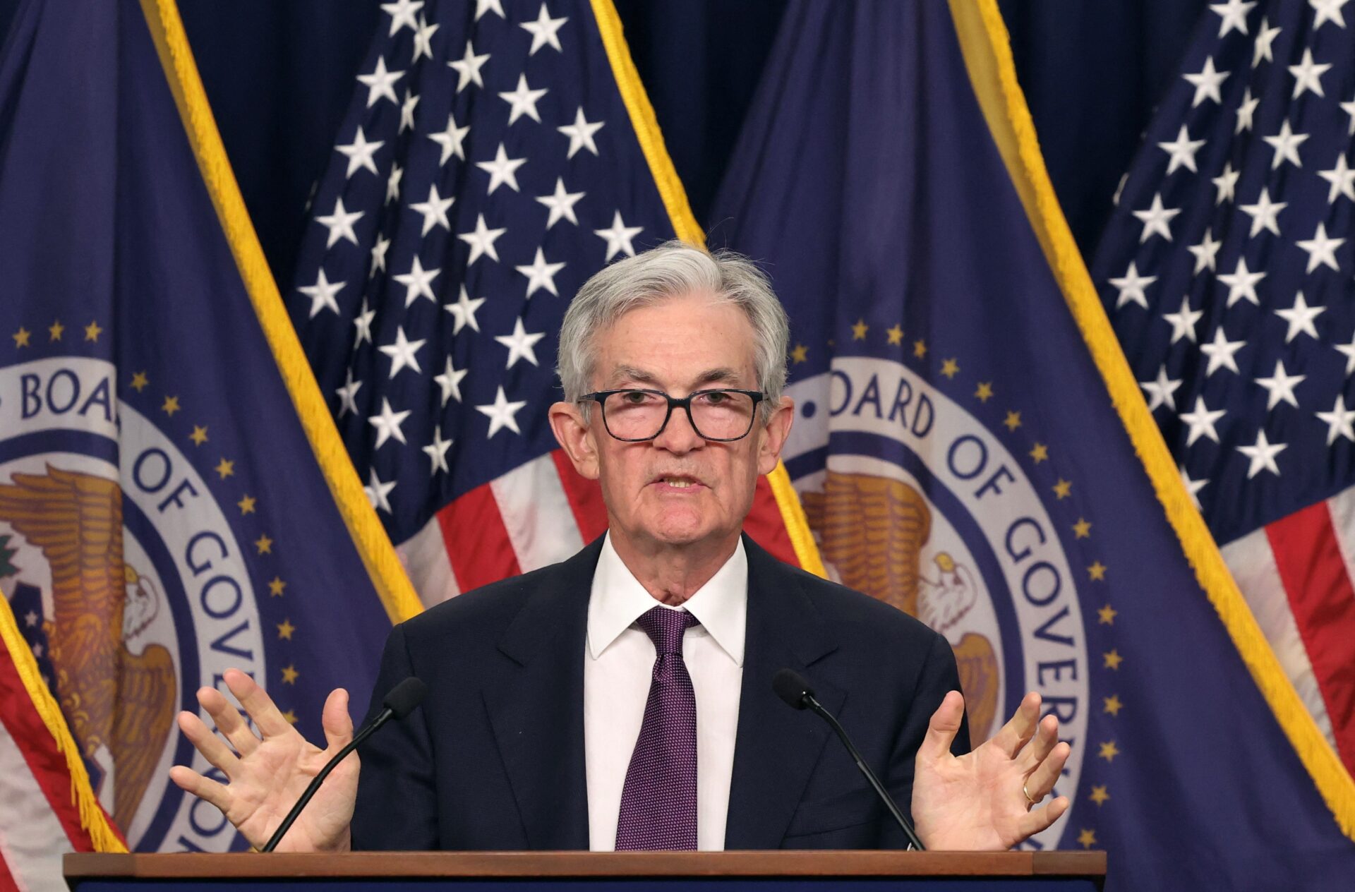 Fed mantém juros inalterados em última decisão sob comando de Jerome Powell em contexto de Política Econômica
