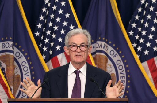 Fed mantém juros inalterados em última decisão sob comando de Jerome Powell em contexto de Política Econômica