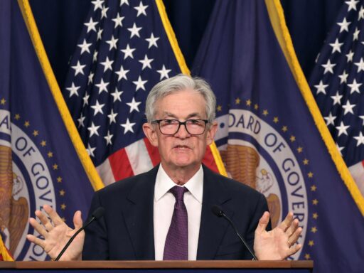 Fed mantém juros inalterados em última decisão sob comando de Jerome Powell em contexto de Política Econômica