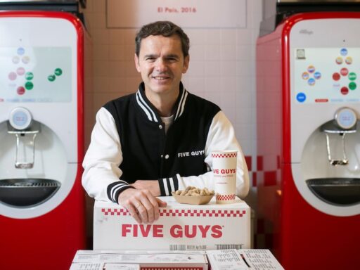 Fachada de restaurante Five Guys em aeroporto.