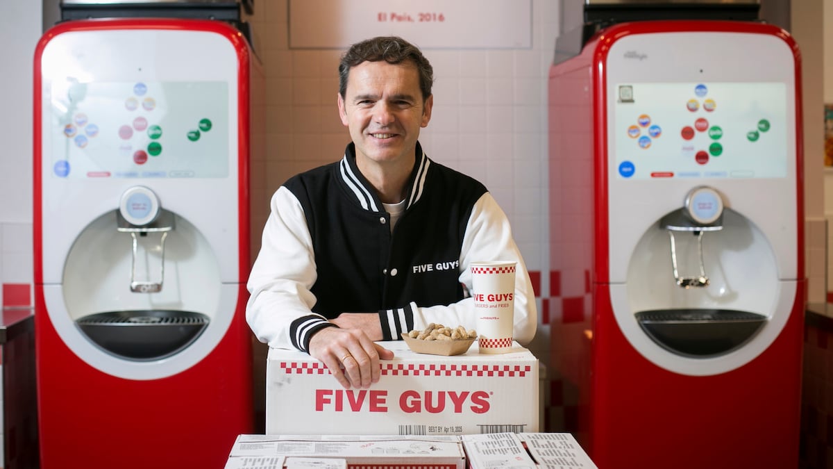 Fachada de restaurante Five Guys em aeroporto.