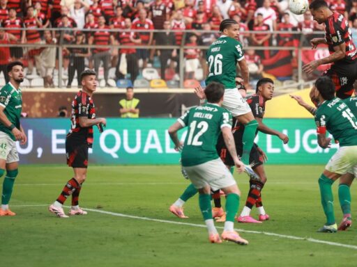 Jogadores do Flamengo e Palmeiras em disputa de bola durante partida do Campeonato Brasileiro.