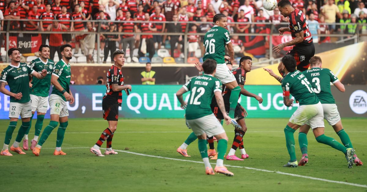 Jogadores do Flamengo e Palmeiras em disputa de bola durante partida do Campeonato Brasileiro.