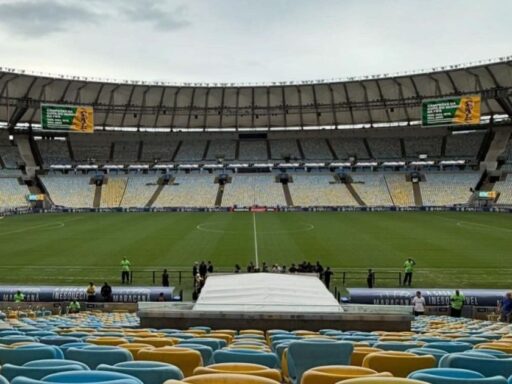 Jogadores de Flamengo e Palmeiras em disputa de bola no Maracanã.
