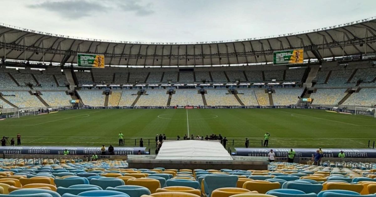 Jogadores de Flamengo e Palmeiras em disputa de bola no Maracanã.