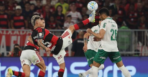 Jogadores de Flamengo e Palmeiras disputam bola no Maracanã.
