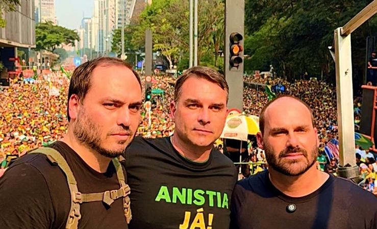 Flávio Bolsonaro aponta Eduardo como peça-chave na definição da chapa ao Senado em SP em contexto de Finanças do Brasil