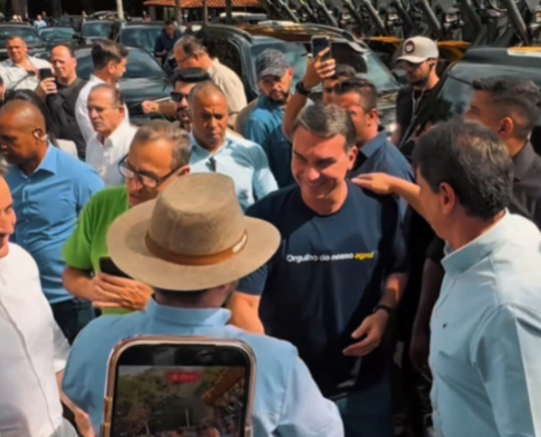 Senador Flávio Bolsonaro durante evento da Agrishow em Ribeirão Preto.