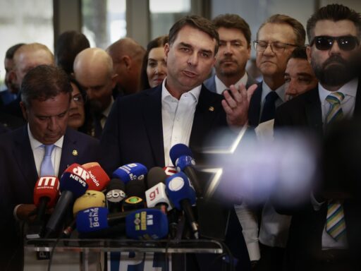 Flávio Bolsonaro critica fim da escala 6x1 e defende jornada flexível por hora em contexto de Política Econômica