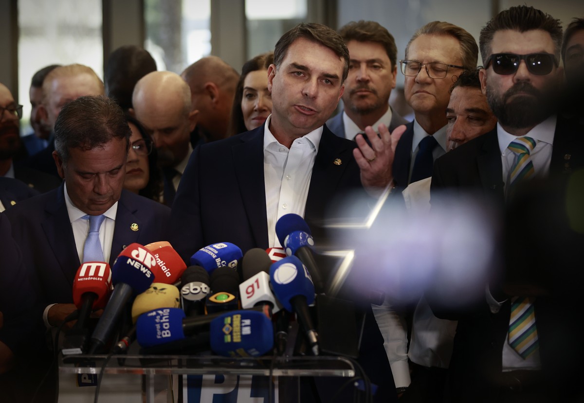Flávio Bolsonaro critica fim da escala 6x1 e defende jornada flexível por hora em contexto de Política Econômica