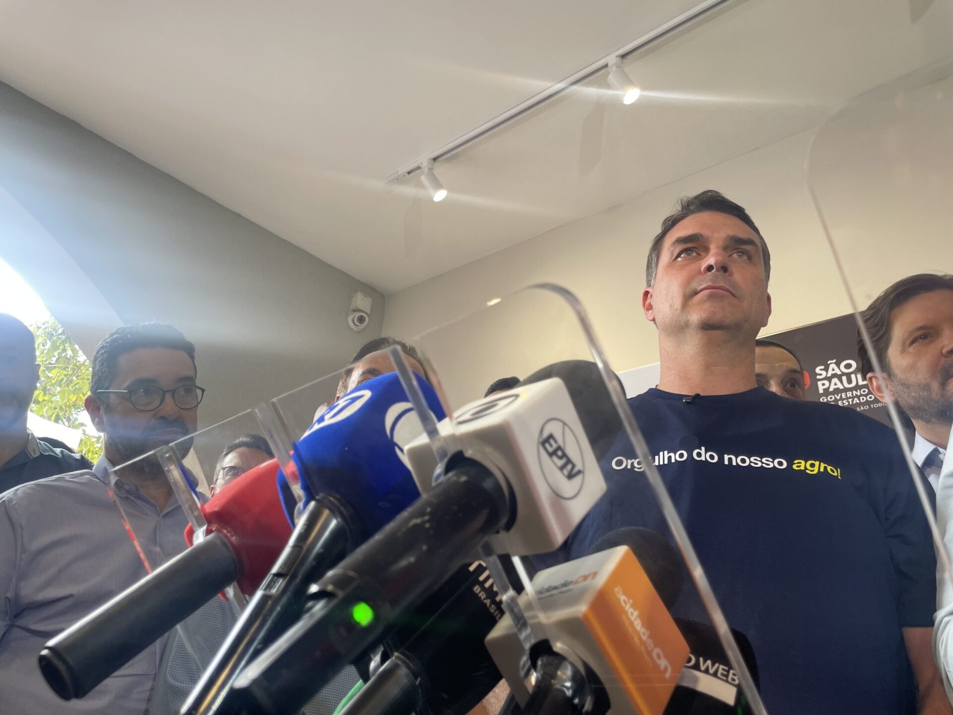 O senador Flávio Bolsonaro e o presidente Lula em eventos distintos.