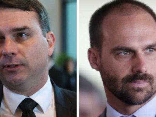 Senador Flávio Bolsonaro em evento político no interior de São Paulo.