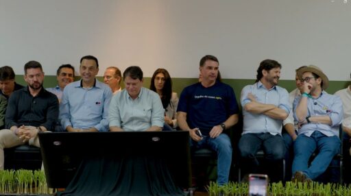 Flávio Bolsonaro e Tarcísio de Freitas durante visita à feira Agrishow em Ribeirão Preto.