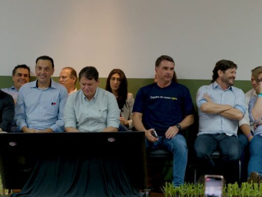 Flávio Bolsonaro e Tarcísio de Freitas durante visita à feira Agrishow em Ribeirão Preto.