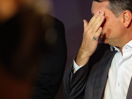 Flávio Bolsonaro pede unidade da direita após atrito entre Nikolas e Jair Renan em contexto de Política Econômica