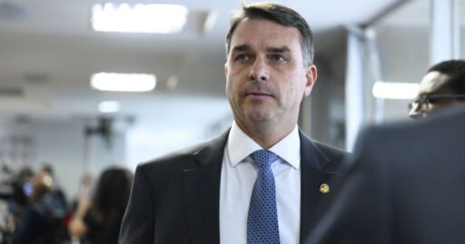 Senador Flávio Bolsonaro em evento público.