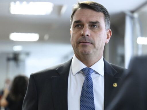 Senador Flávio Bolsonaro em evento público.