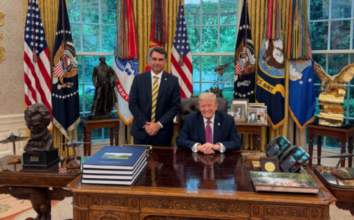 Flávio Bolsonaro se reúne com Trump e pede classificação de facções como terroristas em contexto de Política Econômica
