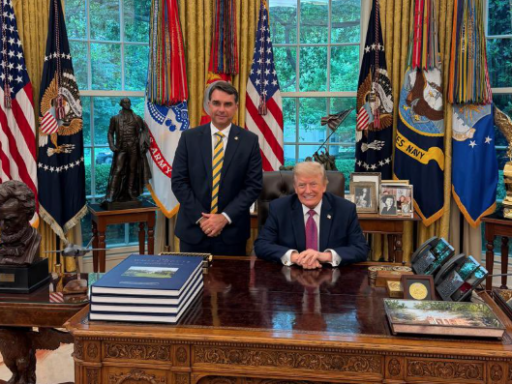 Flávio Bolsonaro se reúne com Trump e pede classificação de facções como terroristas em contexto de Política Econômica