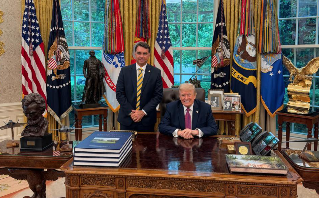 Flávio Bolsonaro se reúne com Trump e pede classificação de facções como terroristas em contexto de Política Econômica