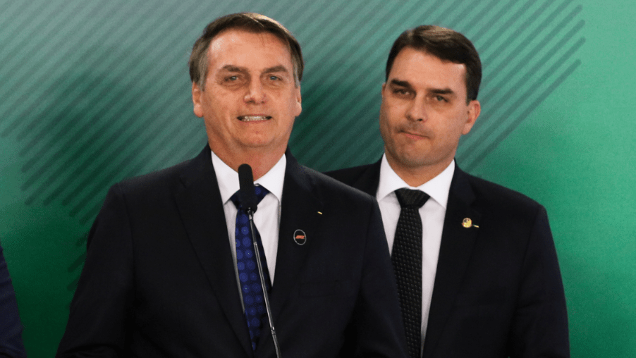 Flávio Bolsonaro se reúne com Trump e pede classificação de facções como terroristas em contexto de Política Econômica