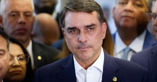 Flávio Bolsonaro troca comando da comunicação após crise envolvendo caso Vorcaro em contexto de Política Econômica