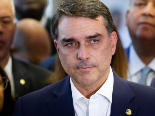 Flávio Bolsonaro troca comando da comunicação após crise envolvendo caso Vorcaro em contexto de Política Econômica