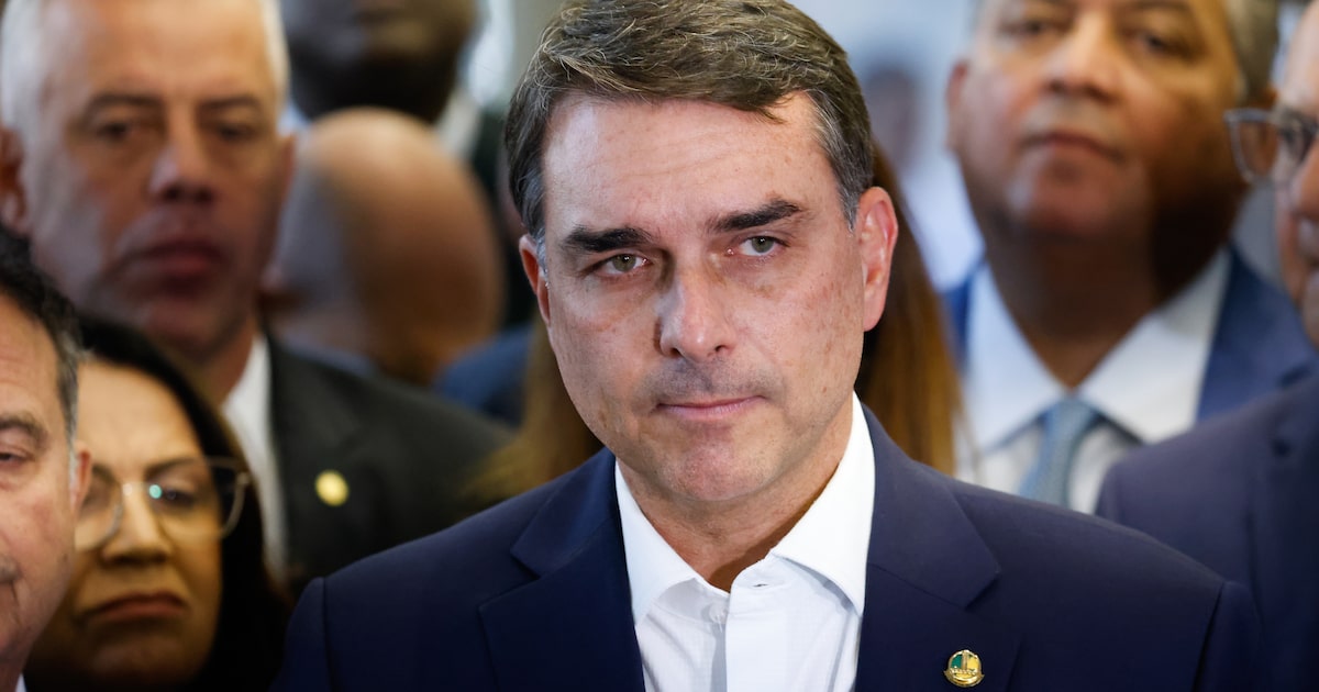 Flávio Bolsonaro troca comando da comunicação após crise envolvendo caso Vorcaro em contexto de Política Econômica
