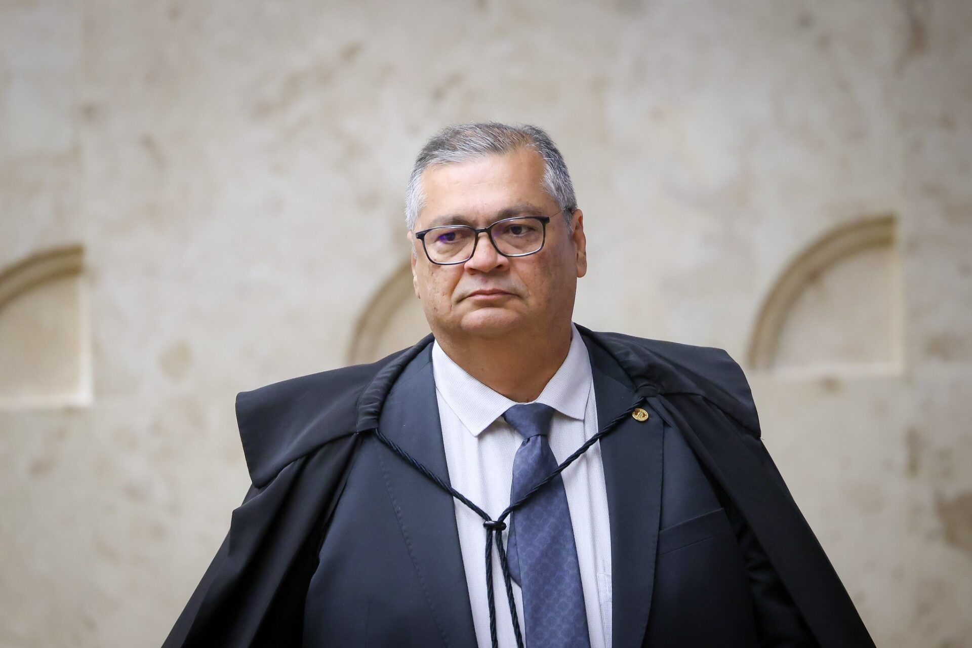 Flávio Dino cancela ida ao Fórum de Lisboa após sofrer fratura no pé em contexto de Política Econômica