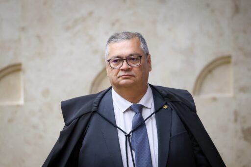 Flávio Dino cancela ida ao Fórum de Lisboa após sofrer fratura no pé em contexto de Política Econômica