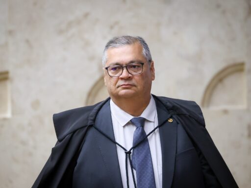 Flávio Dino cancela ida ao Fórum de Lisboa após sofrer fratura no pé em contexto de Política Econômica