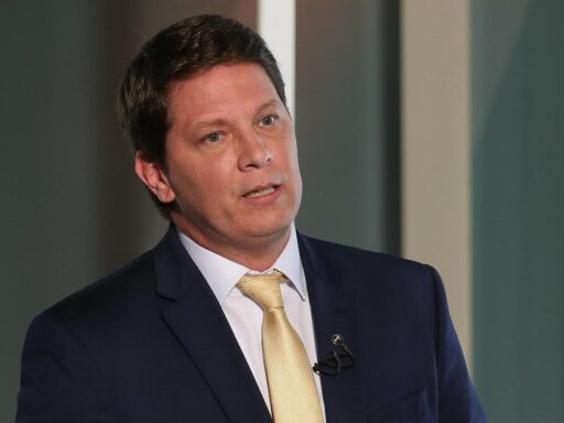 Flávio Dino dá 48 horas para Câmara explicar situação funcional de Mário Frias em contexto de Política Econômica
