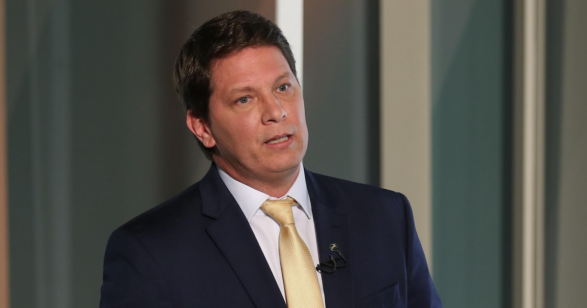 Flávio Dino dá 48 horas para Câmara explicar situação funcional de Mário Frias em contexto de Política Econômica