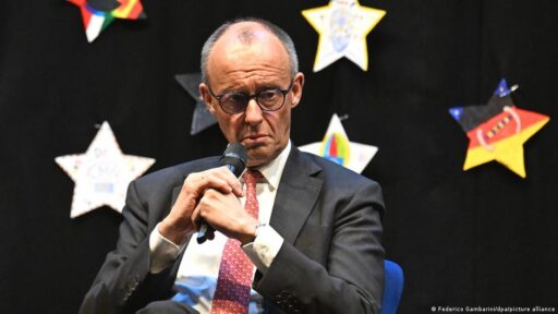 Friedrich Merz discursa sobre a situação geopolítica e econômica global.