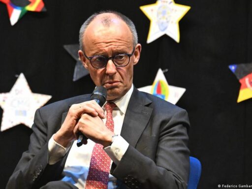 Friedrich Merz discursa sobre a situação geopolítica e econômica global.