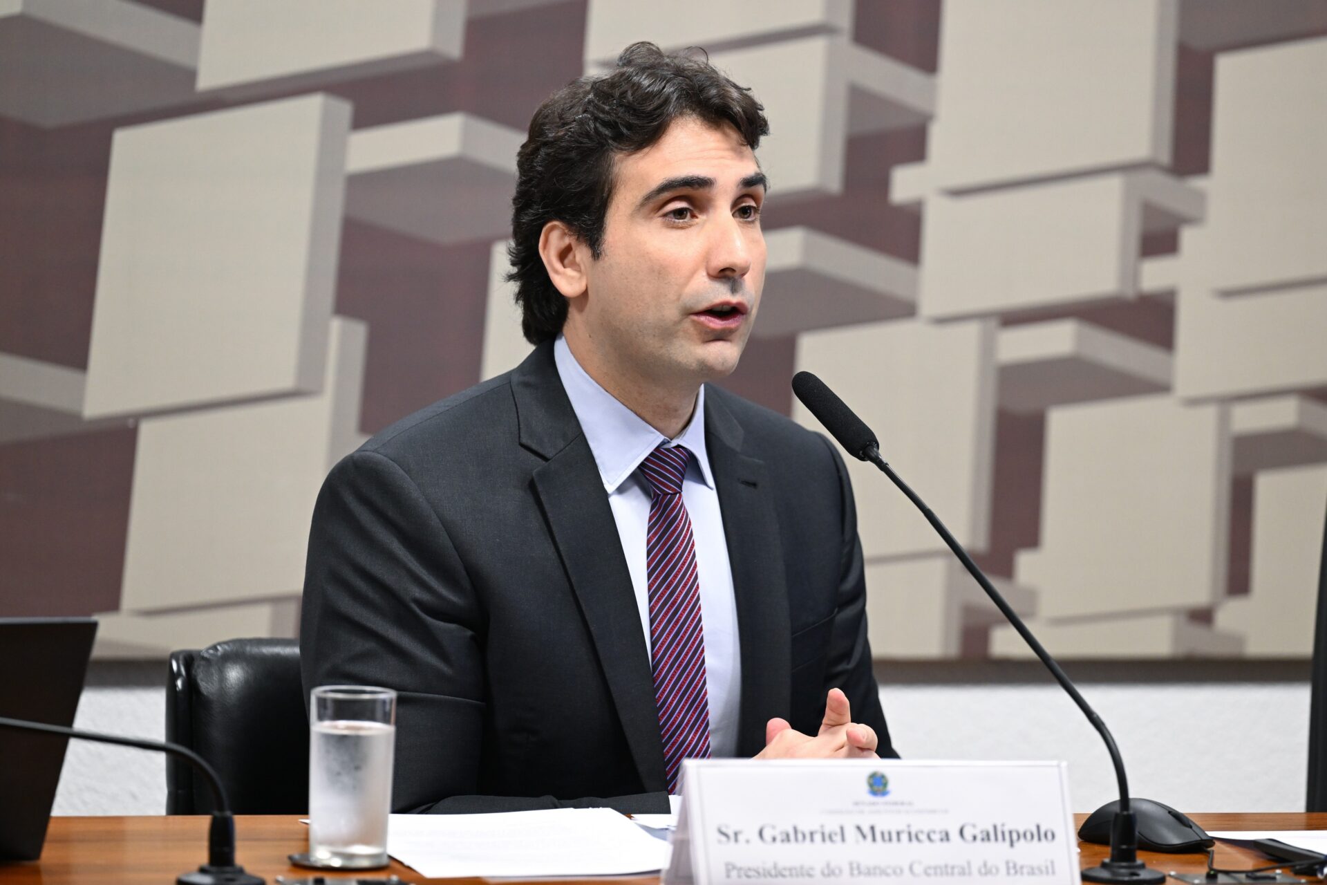 Galípolo diz que uso de recursos no Banco Master 'chama atenção', mas descarta risco sistêmico em contexto de Política Econômica