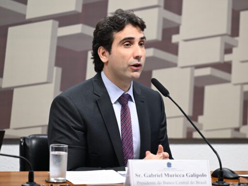 Galípolo diz que uso de recursos no Banco Master 'chama atenção', mas descarta risco sistêmico em contexto de Política Econômica