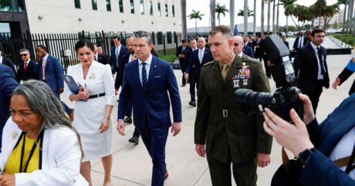 General Francis Donovan em reunião na base de Guantánamo.
