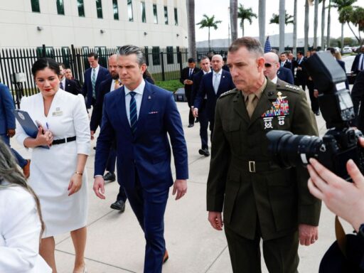 General Francis Donovan em reunião na base de Guantánamo.